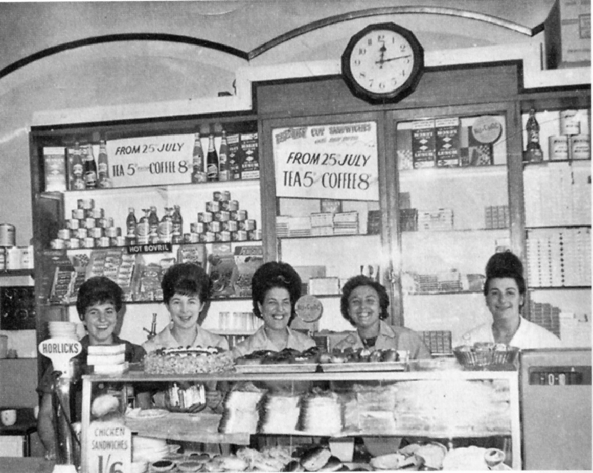 Anni 60:  le donne del Caffè Ferrari (proprietà di Protasio e Gina Pinagli)