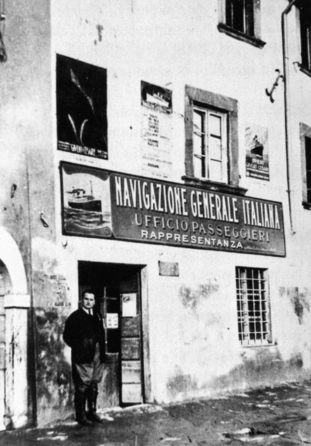 Entrance to the Italian General Navigation agency in Gallicano (archive photo of the Paolo Cresci Foundation for the history of Italian emigration)