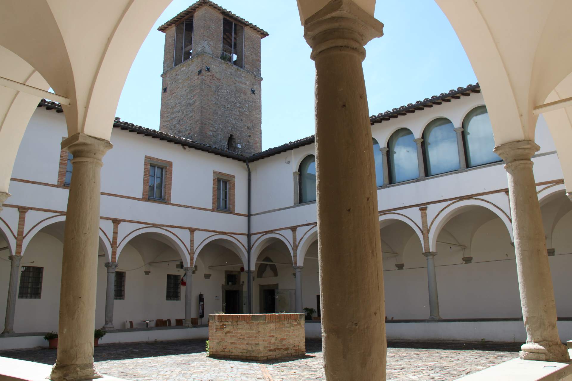 4_ChiostroS.-Franceco_montone