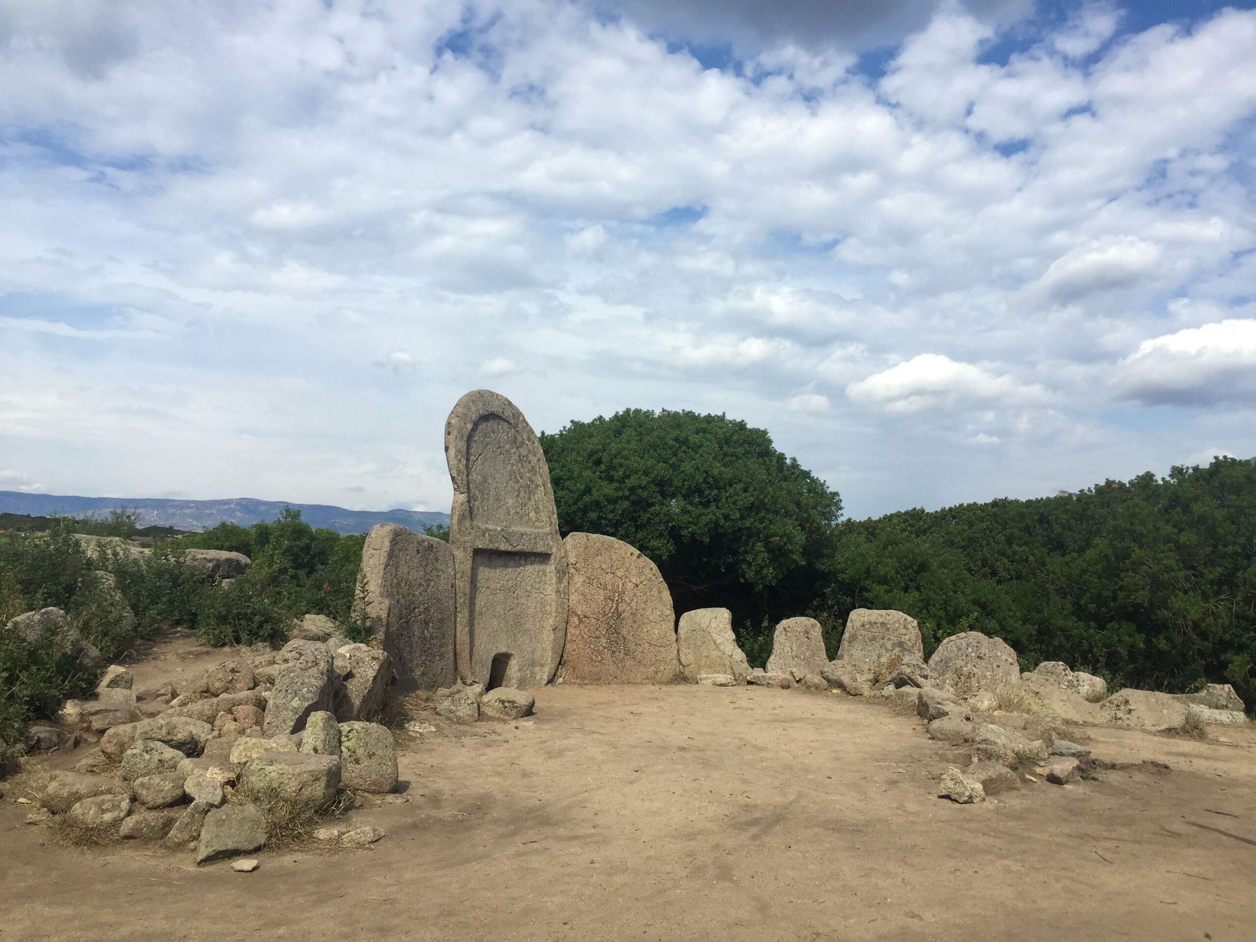 Dorgali-SEna-Thomes_tomba-dei-giganti_NicoleR-scaled